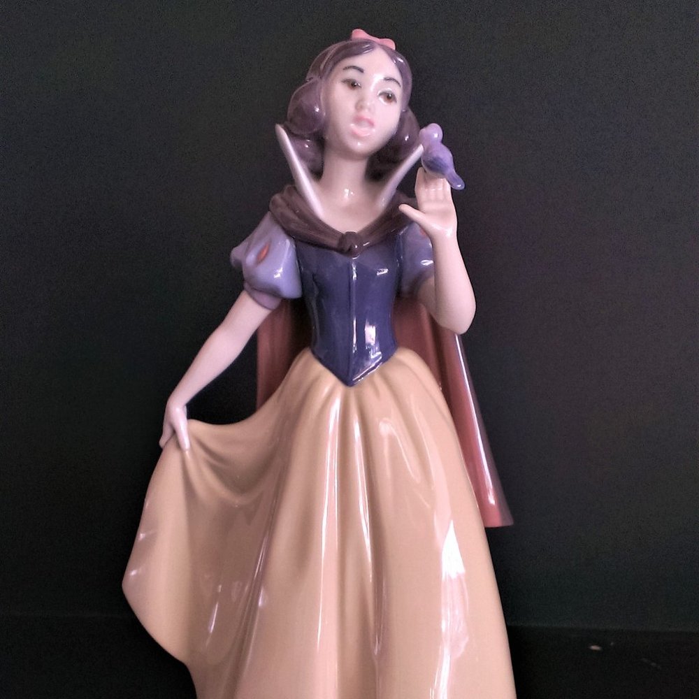 (SOLD) Lladro Disney Snow White Porcelain Figuring 7555